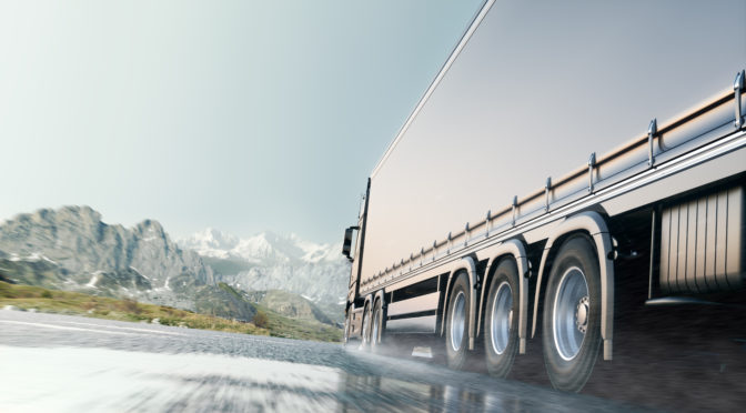 Obrazek Legaltrans przedstawia ciężarówkę na drodze.
